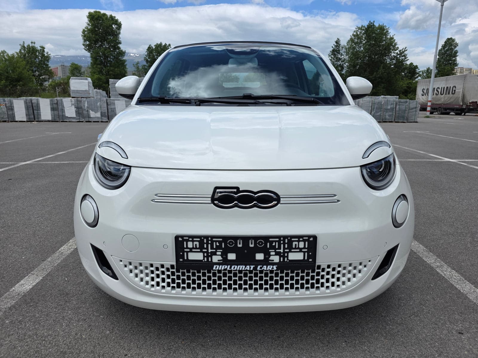 Fiat 500E Icon Cabrio от наличността на Diplomat Cars