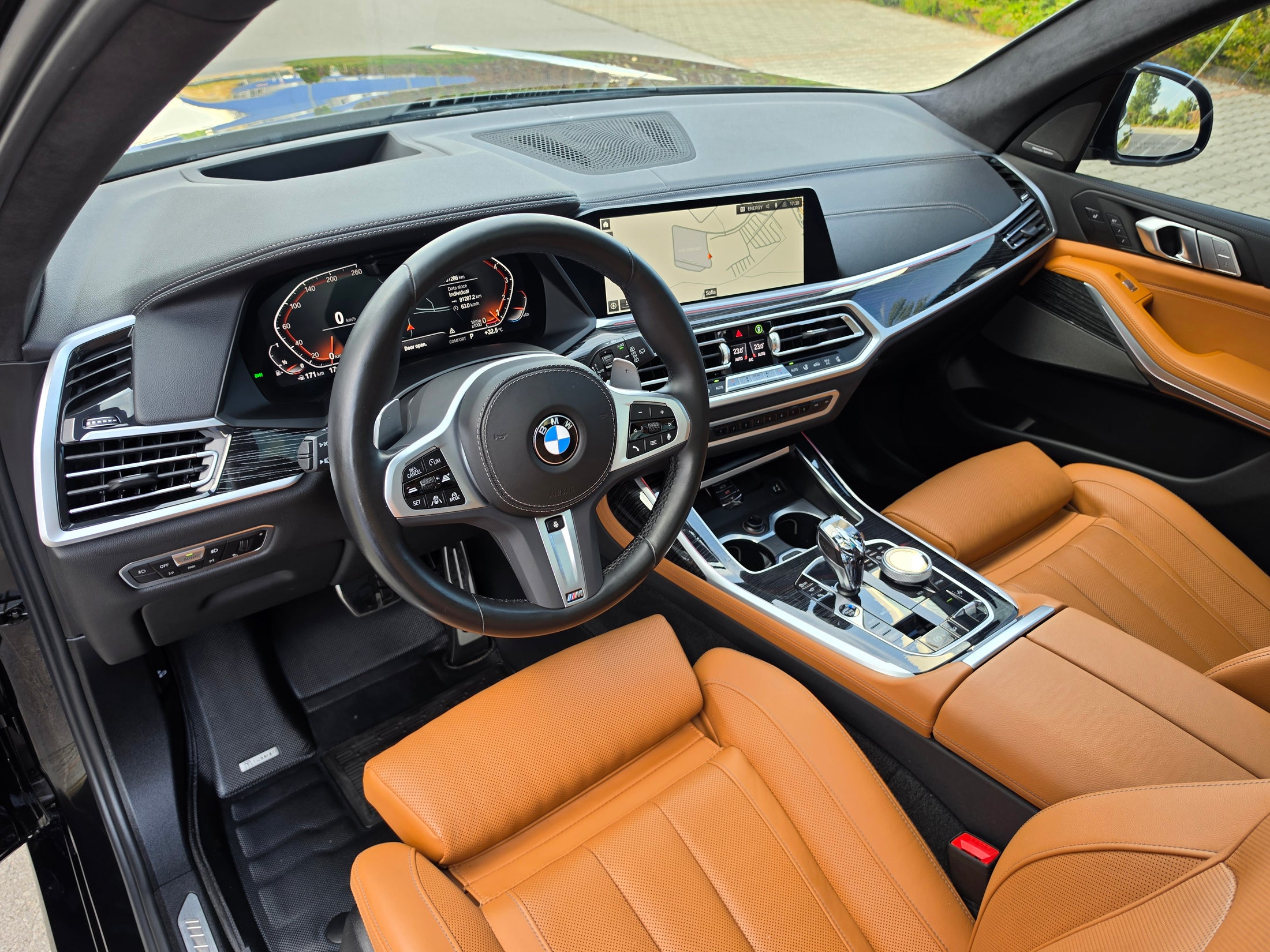 BMW X7 40i xDrive /TV/360/H&K/ SKY LOUNGE/ SOFT CLOSE/6+1 — снимка 26